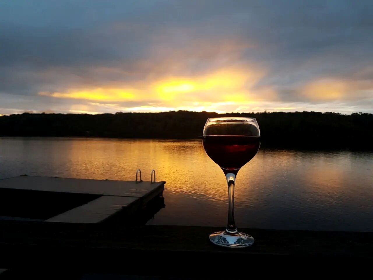 Luxury Cottage Rental for Groups on a Gorgeous Lake Resort near Ottawa, Ontario