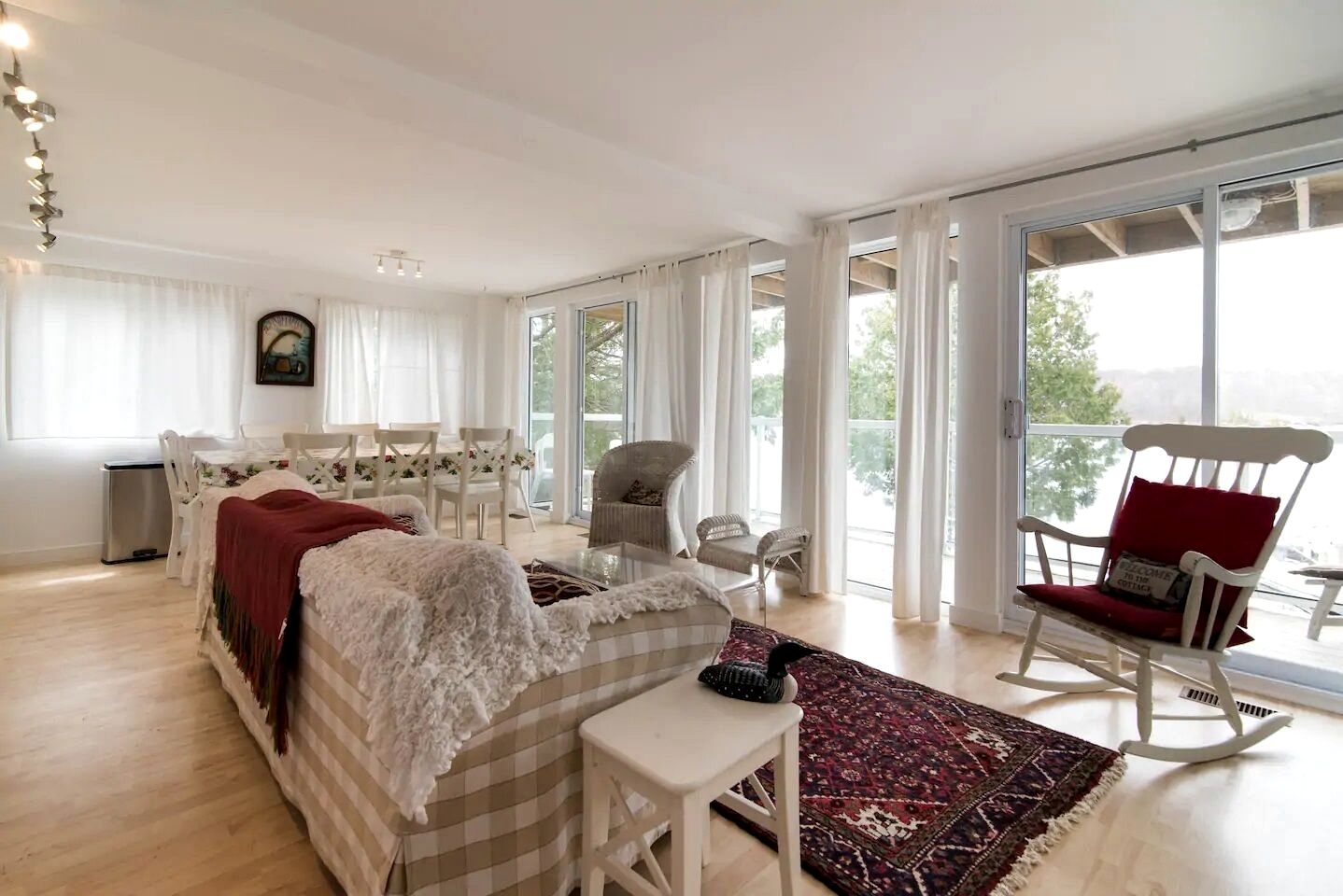 Luxury Cottage Rental for Groups on a Gorgeous Lake Resort near Ottawa, Ontario