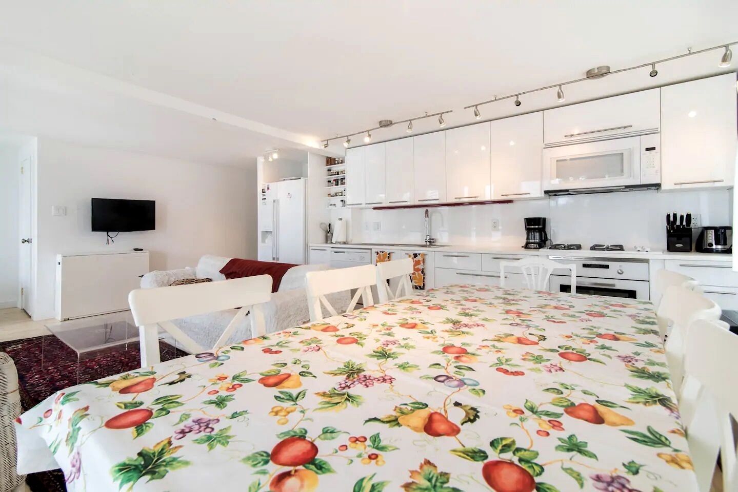 Luxury Cottage Rental for Groups on a Gorgeous Lake Resort near Ottawa, Ontario