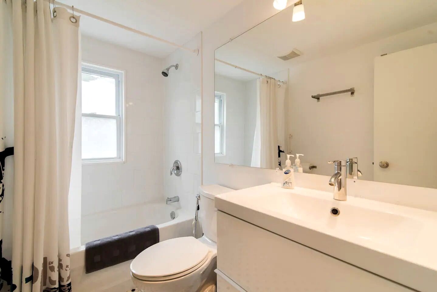 Luxury Cottage Rental for Groups on a Gorgeous Lake Resort near Ottawa, Ontario