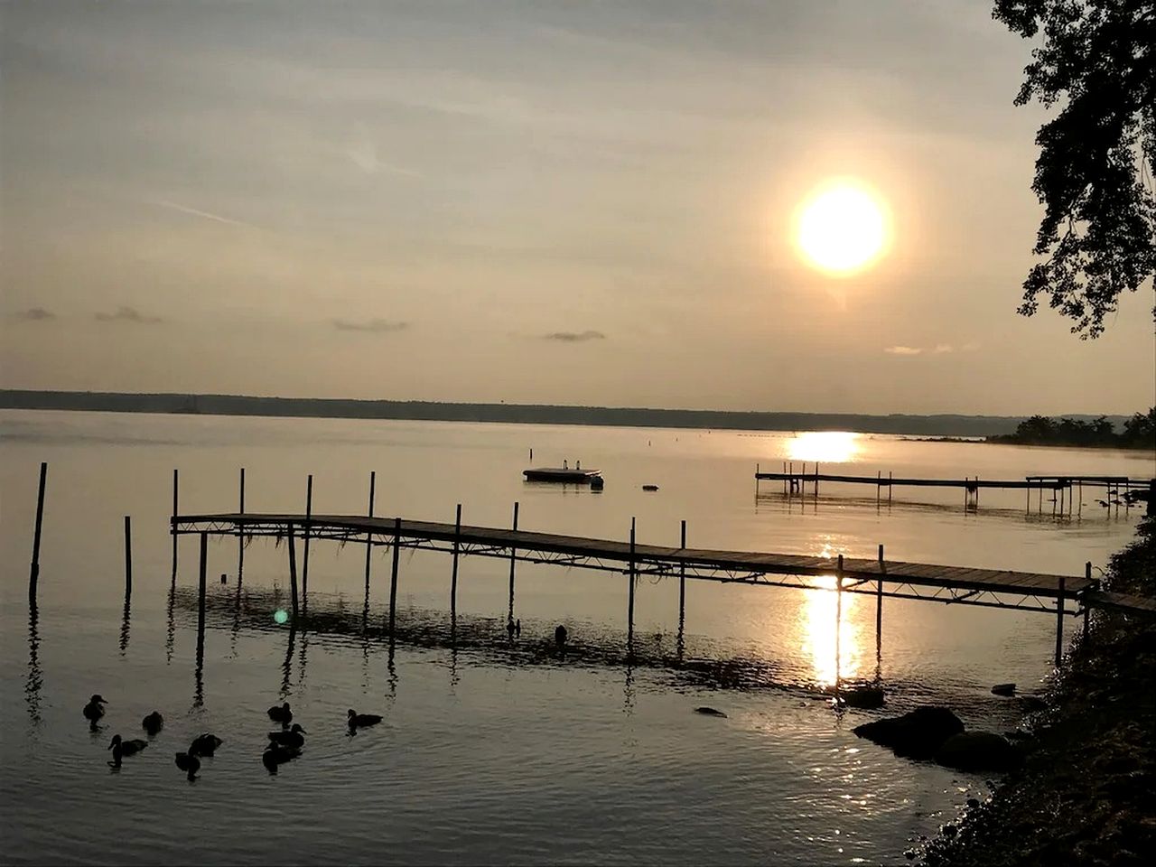 Lakefront Cottage with Cozy Interior and Jacuzzi in Dresden, New York