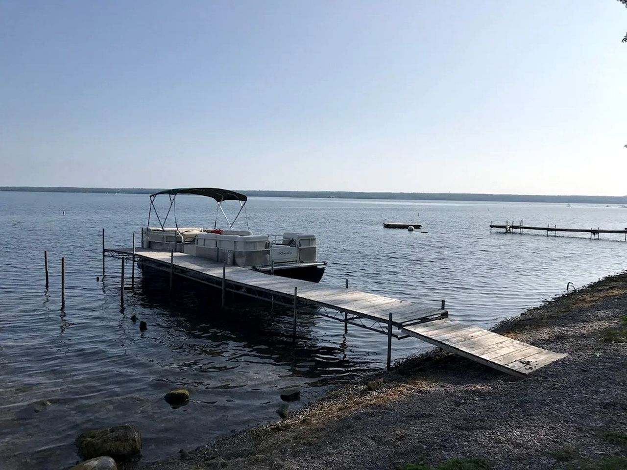 Lakefront Cottage with Cozy Interior and Jacuzzi in Dresden, New York