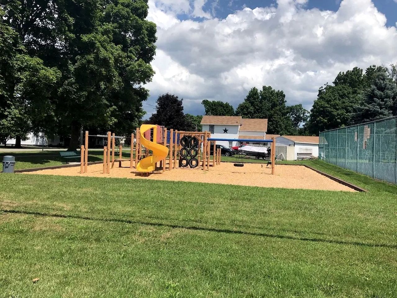 Lakefront Cottage with Cozy Interior and Jacuzzi in Dresden, New York