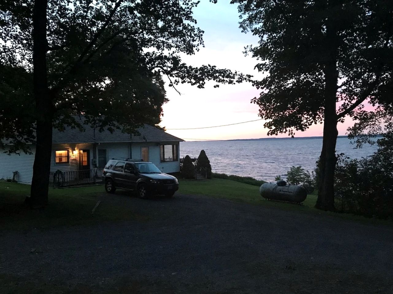 Lakefront Cottage with Cozy Interior and Jacuzzi in Dresden, New York