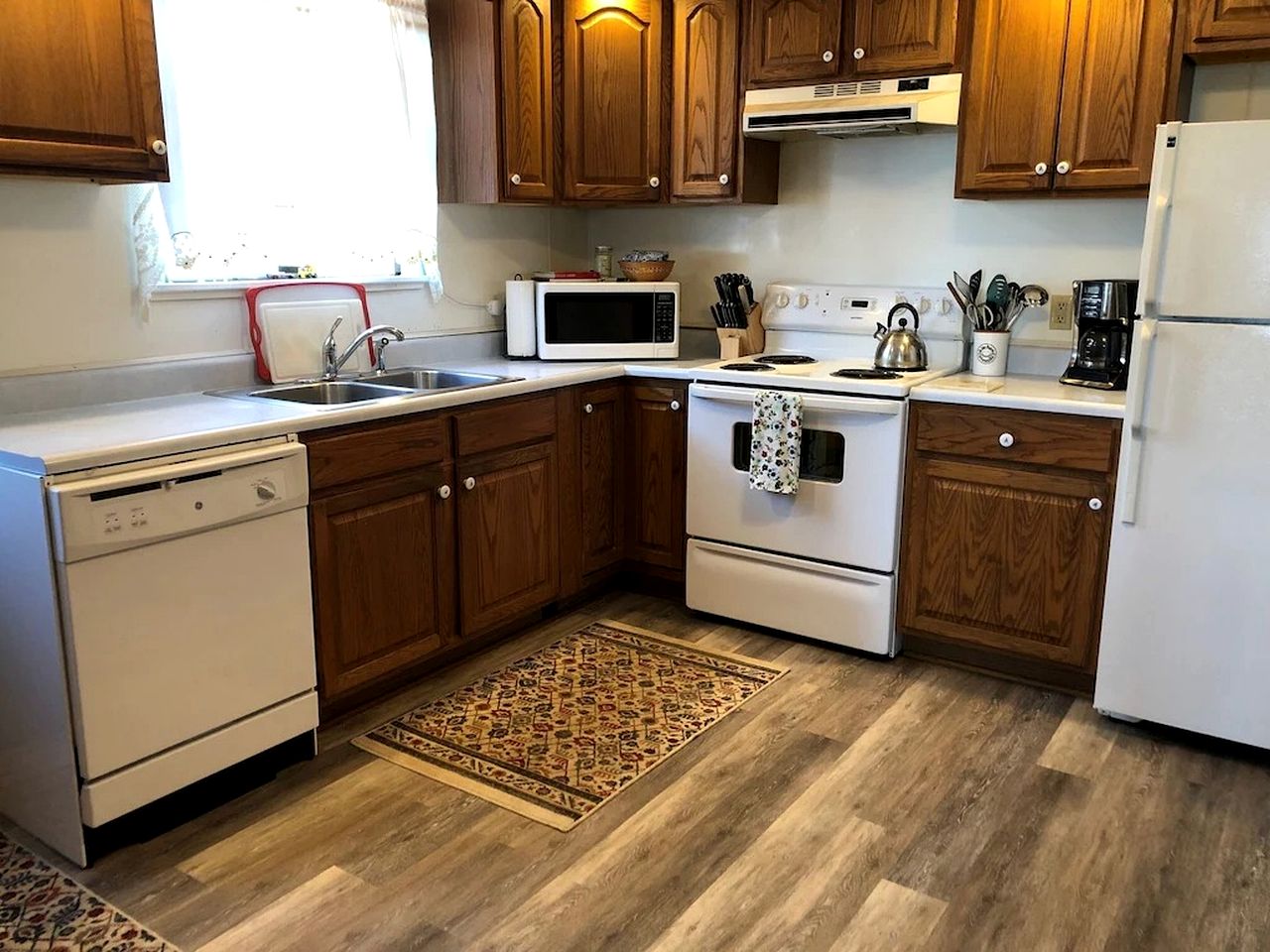 Lakefront Cottage with Cozy Interior and Jacuzzi in Dresden, New York