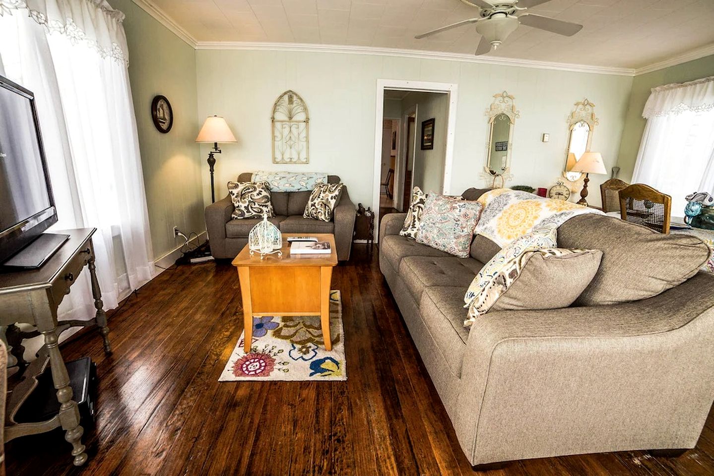 Lakefront Cottage with Cozy Interior and Jacuzzi in Dresden, New York