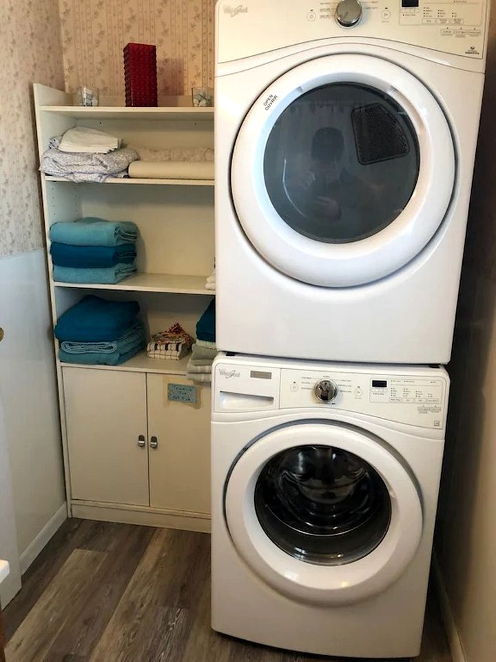 Lakefront Cottage with Cozy Interior and Jacuzzi in Dresden, New York