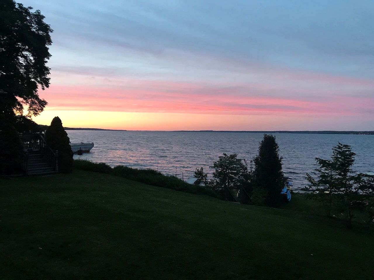 Lakefront Cottage with Cozy Interior and Jacuzzi in Dresden, New York