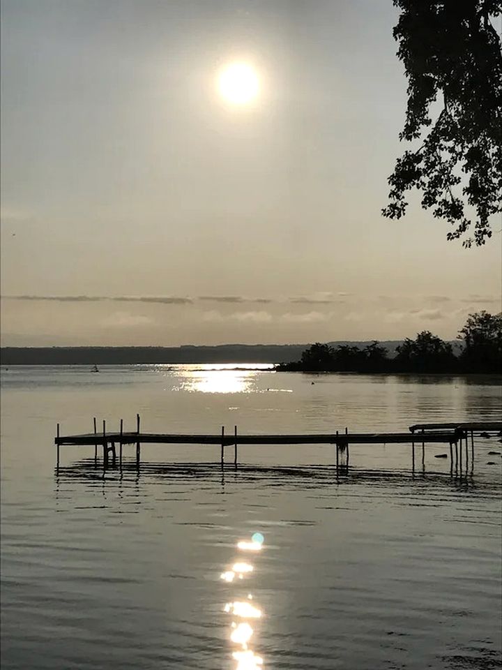 Lakefront Cottage with Cozy Interior and Jacuzzi in Dresden, New York