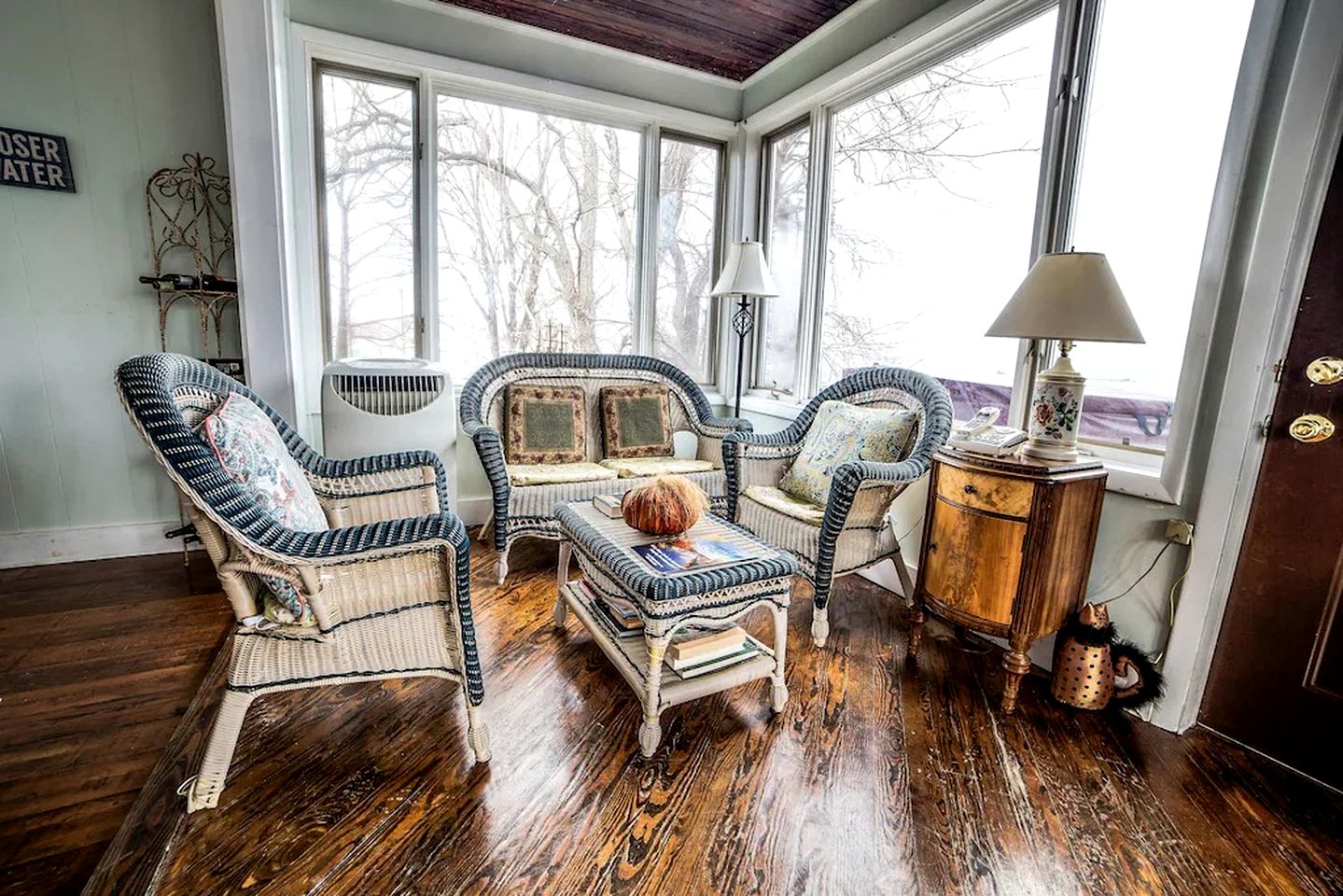 Lakefront Cottage with Cozy Interior and Jacuzzi in Dresden, New York