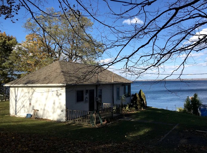 Lakefront Cottage with Cozy Interior and Jacuzzi in Dresden, New York