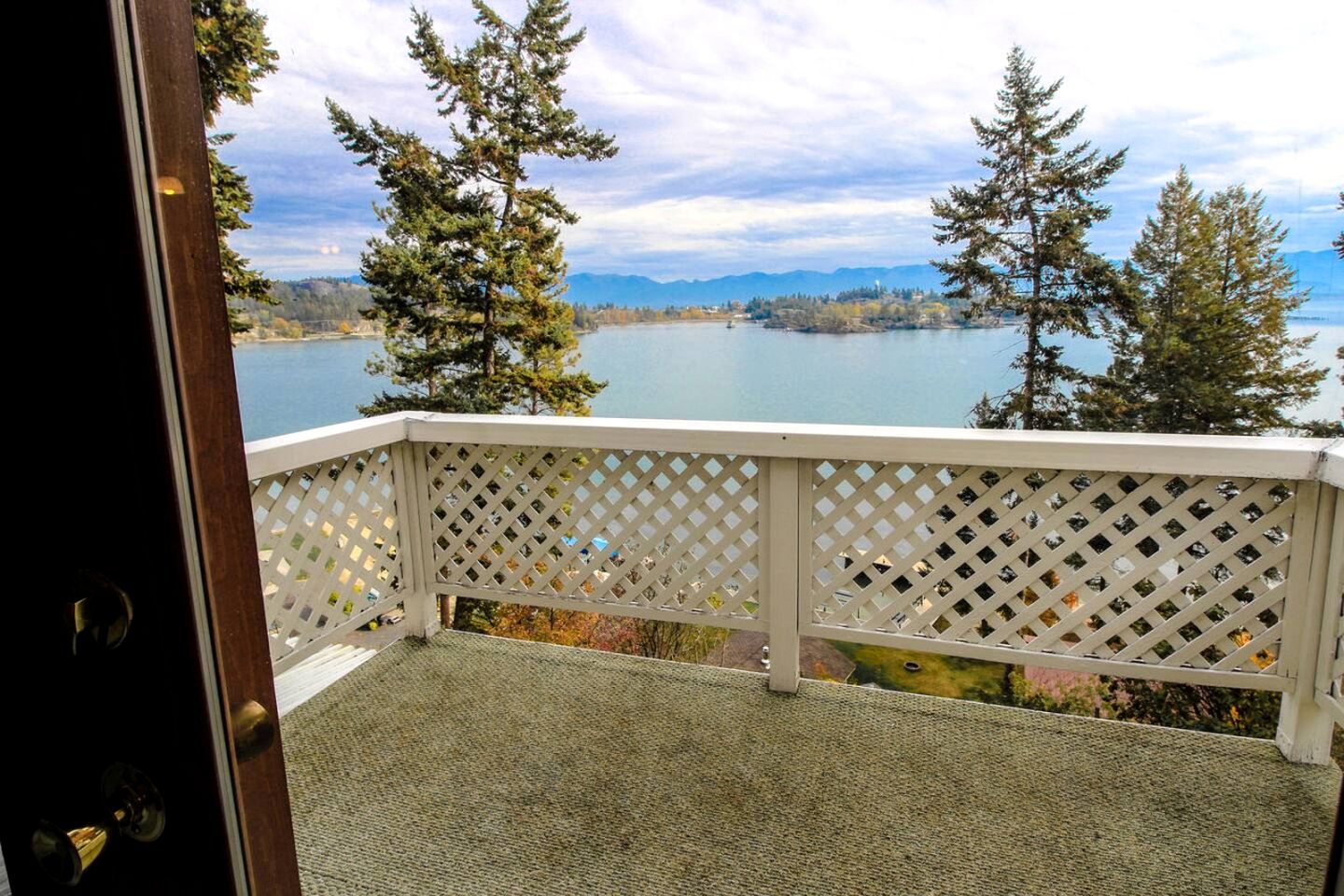Lakefront Cabin with Picnic Space and Views for in Montana