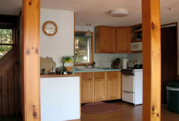 Lake Front Cottage Leadmine, Vacation Rentals, Sturbridge, United