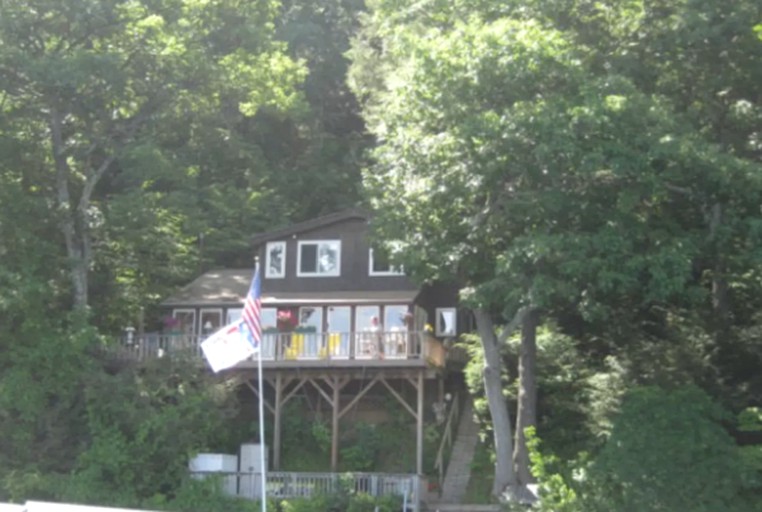 Lake Front Cottage Leadmine, Vacation Rentals, Sturbridge, United
