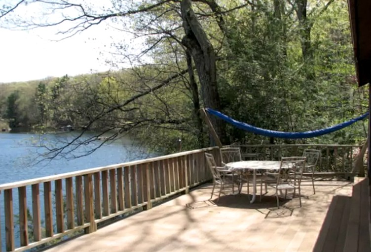 Lake Front Cottage Leadmine, Vacation Rentals, Sturbridge, United