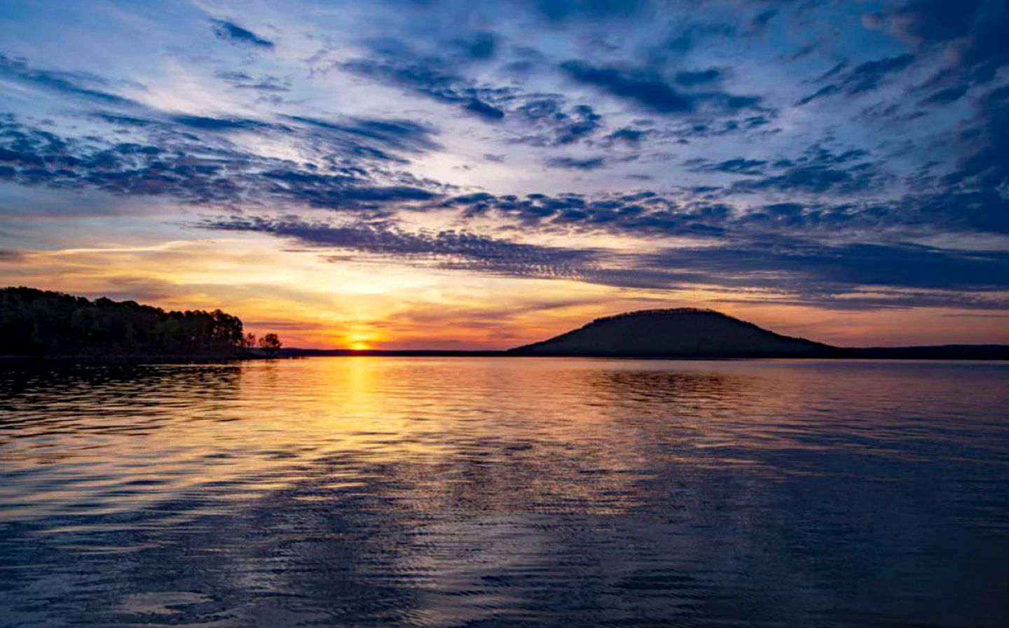 Breathtaking Wooden Cabin with Great Sights in Edgemont, Arkansas