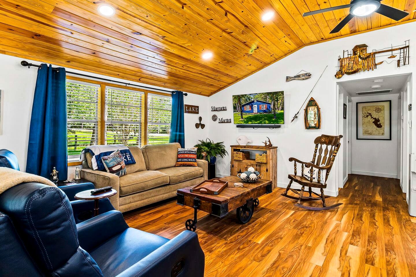 Cozy Lakefront Cabin with Game Room & Boat Access near Lake Livingston, Texas