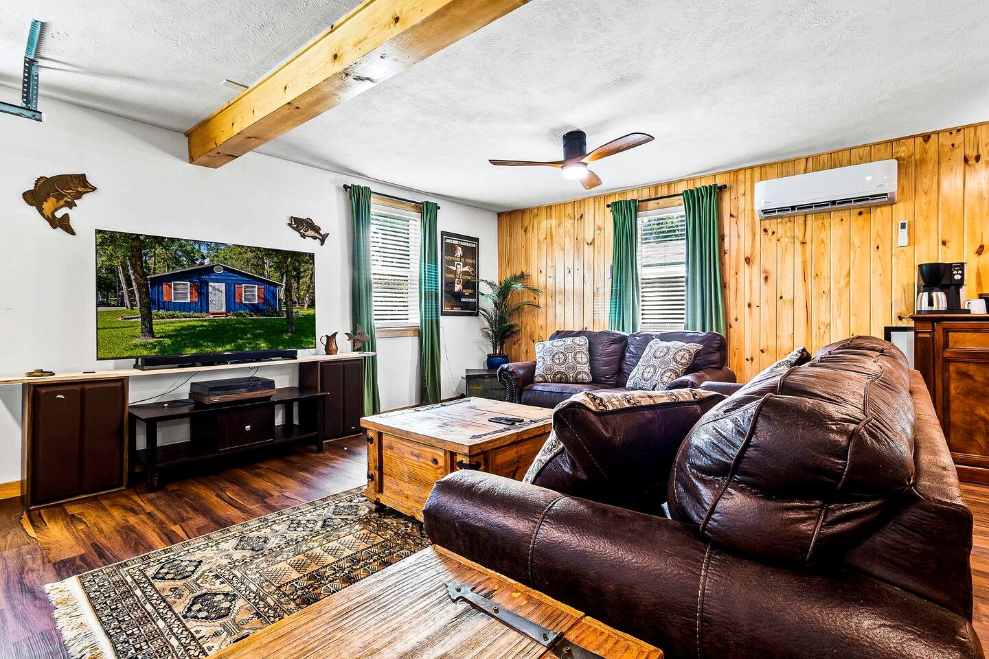 Cozy Lakefront Cabin with Game Room & Boat Access near Lake Livingston, Texas