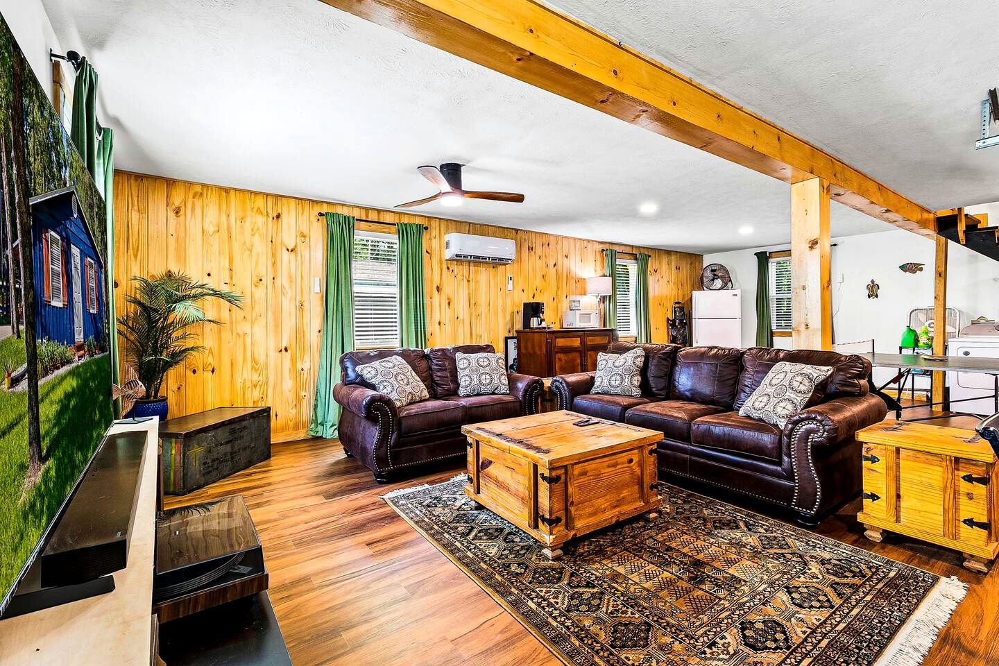 Cozy Lakefront Cabin with Game Room & Boat Access near Lake Livingston, Texas
