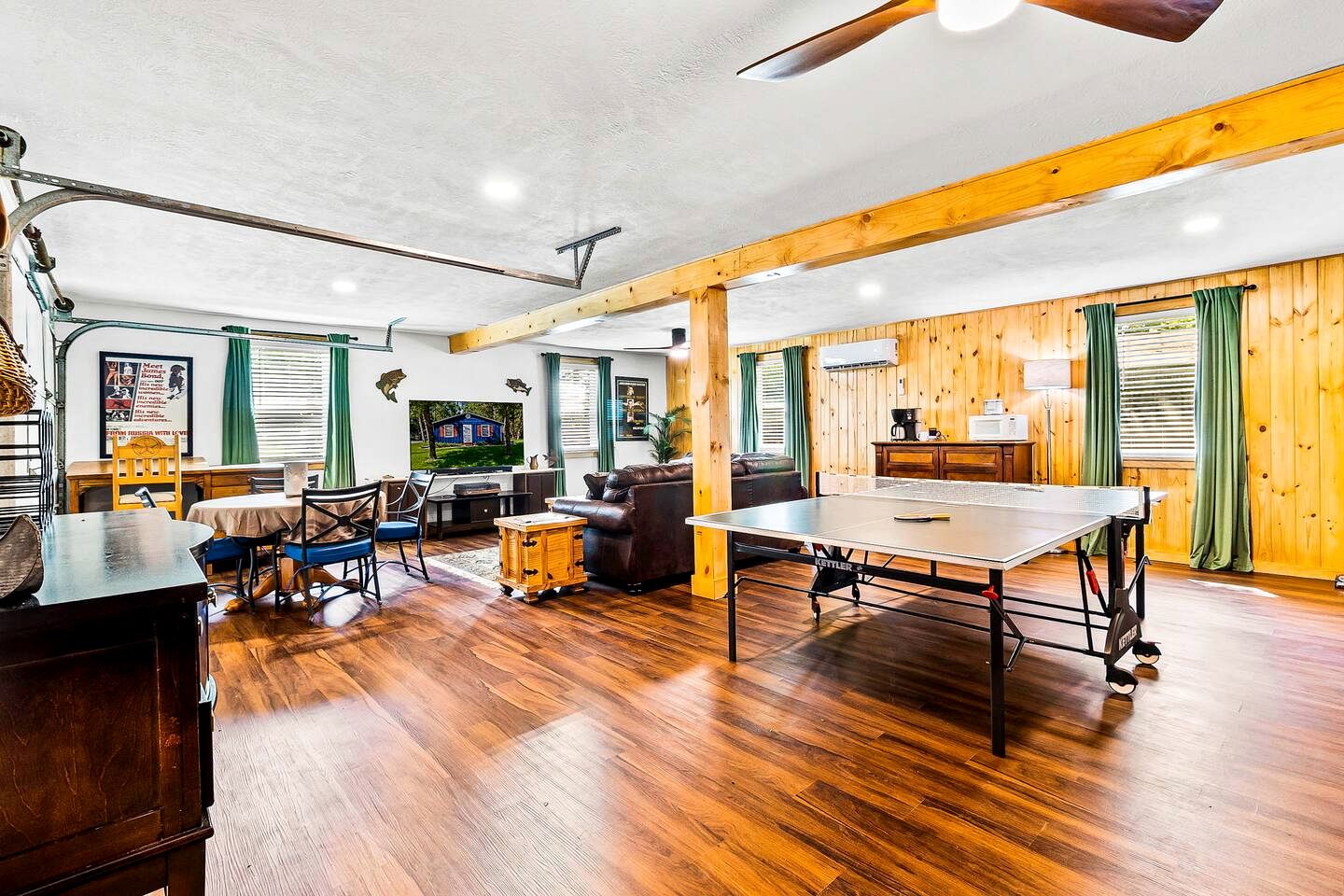 Cozy Lakefront Cabin with Game Room & Boat Access near Lake Livingston, Texas