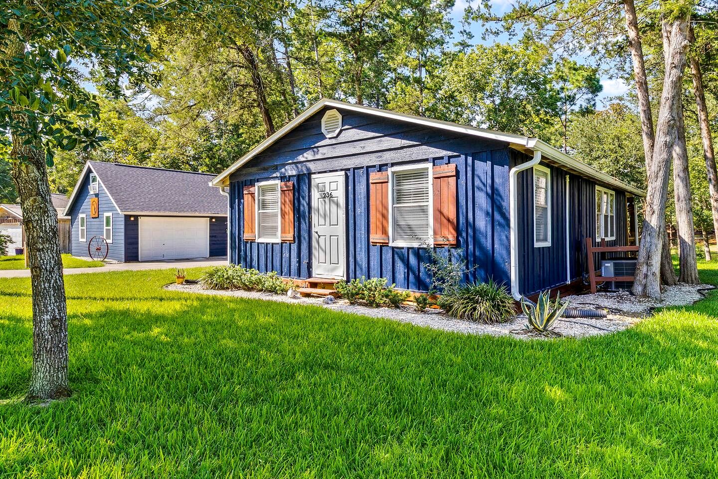Cozy Lakefront Cabin with Game Room & Boat Access near Lake Livingston, Texas