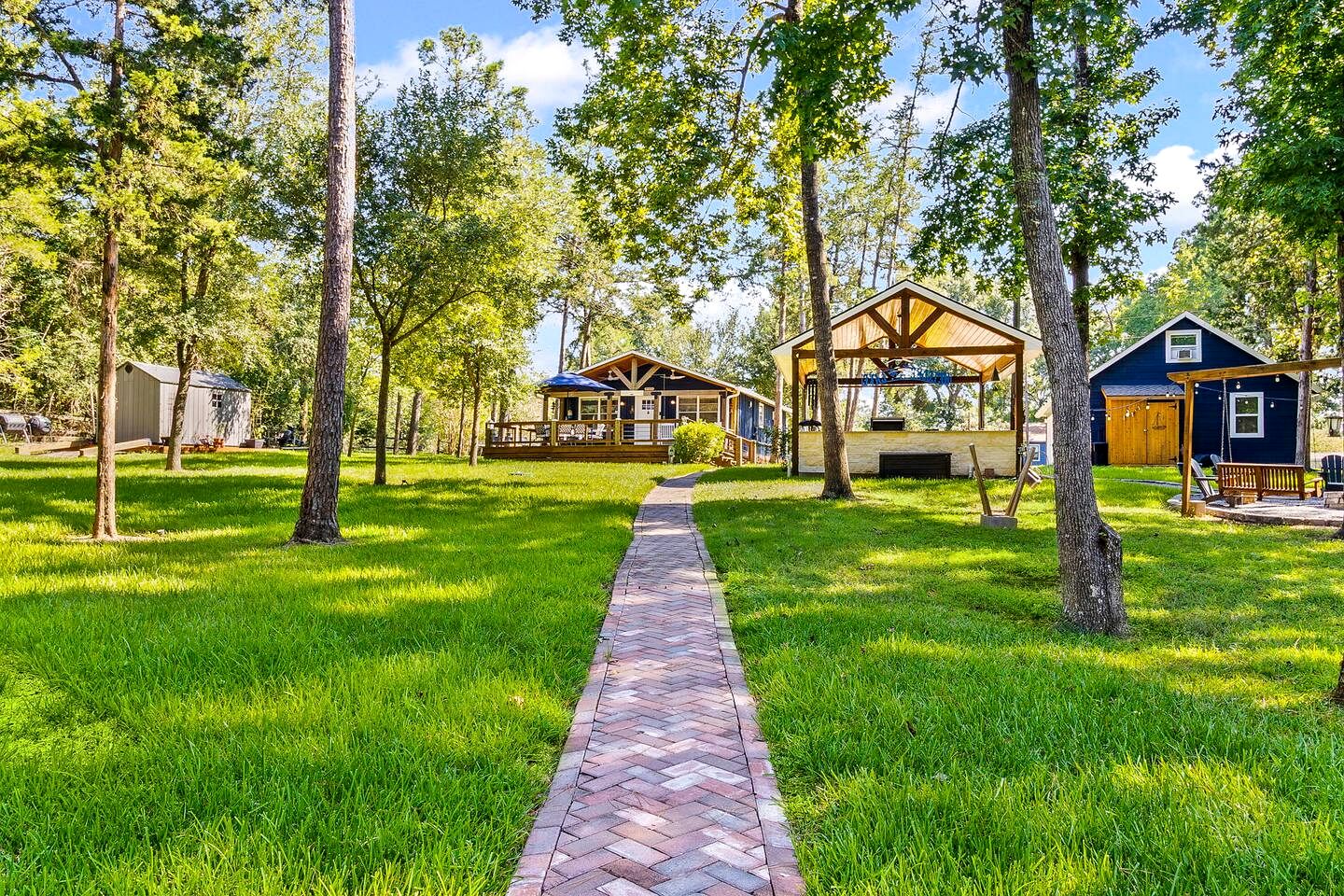 Cozy Lakefront Cabin with Game Room & Boat Access near Lake Livingston, Texas