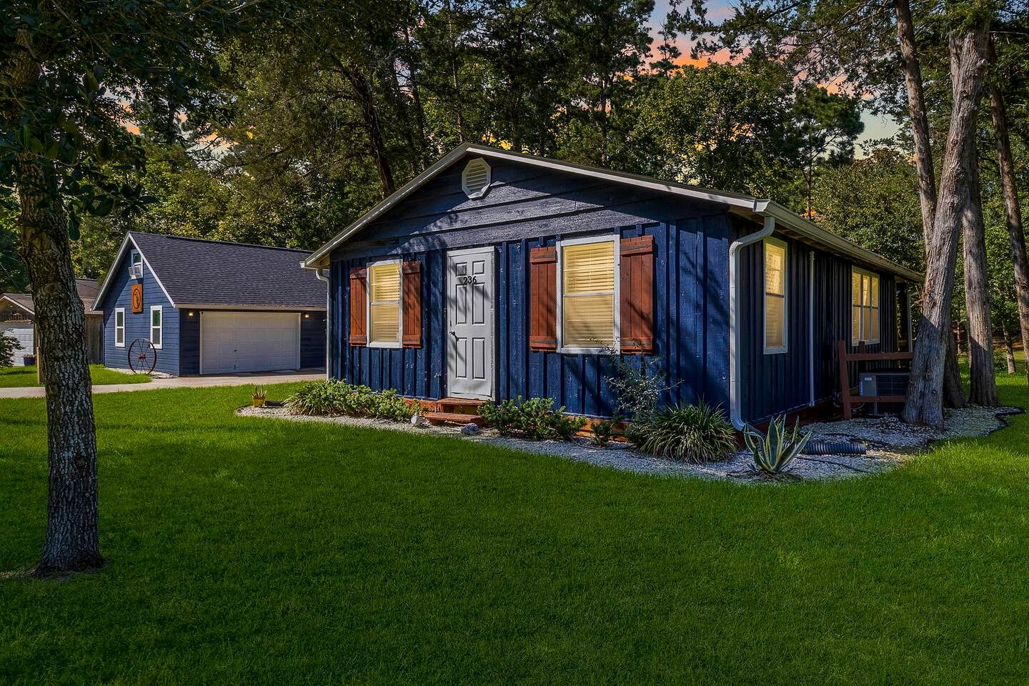 Cozy Lakefront Cabin with Game Room & Boat Access near Lake Livingston, Texas