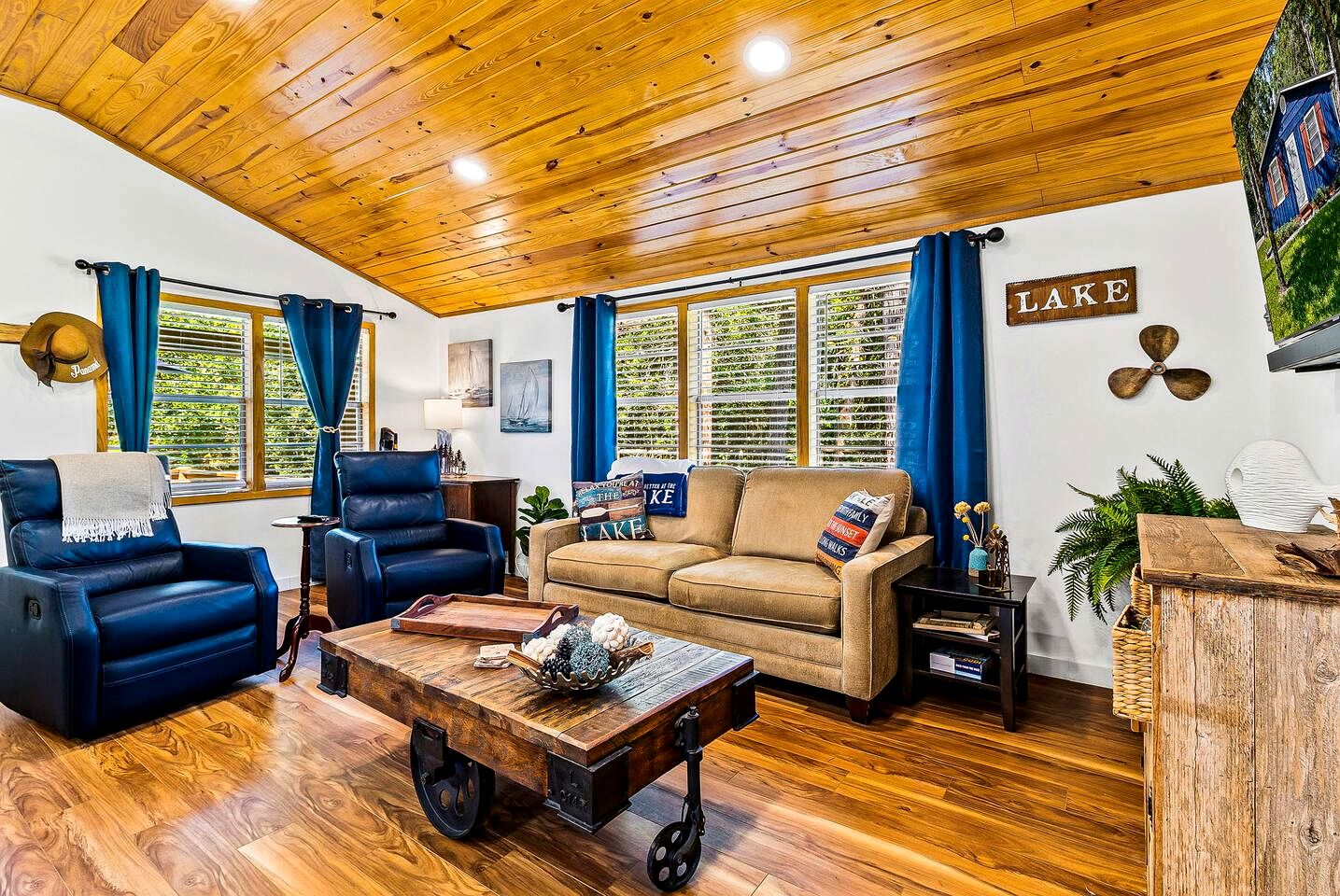 Cozy Lakefront Cabin with Game Room & Boat Access near Lake Livingston, Texas
