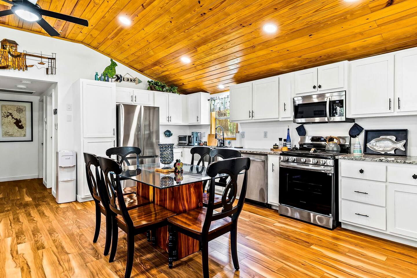 Cozy Lakefront Cabin with Game Room & Boat Access near Lake Livingston, Texas