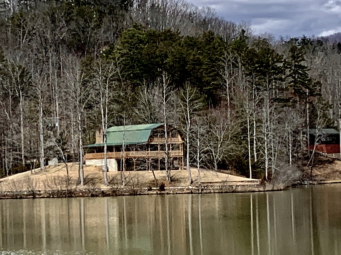 Lake Lure Retreat A Beautiful Lakefront Lodge on Mirror Lake