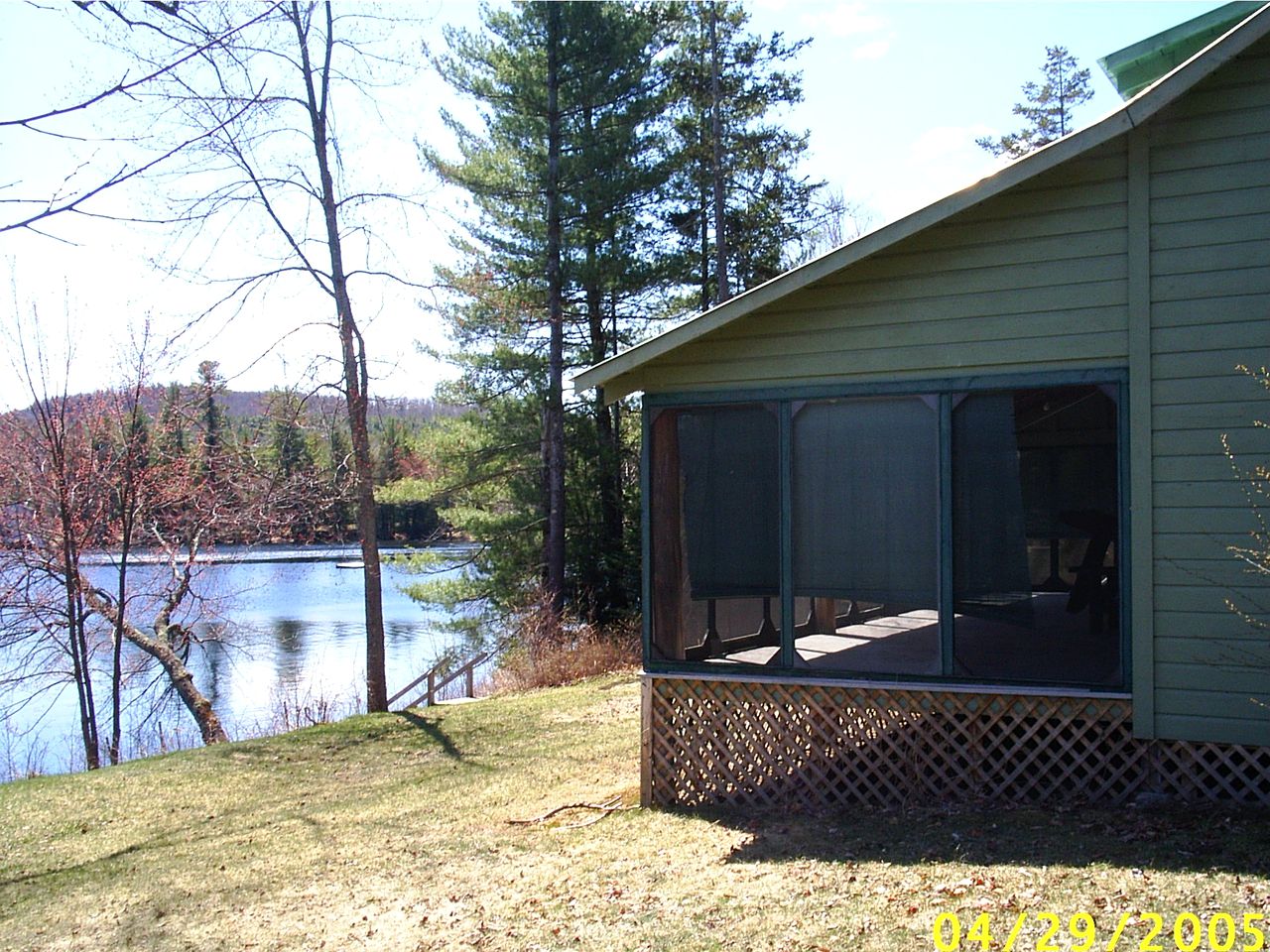 Cozy Cabin for Eight People with Lake Views near Plattsburgh