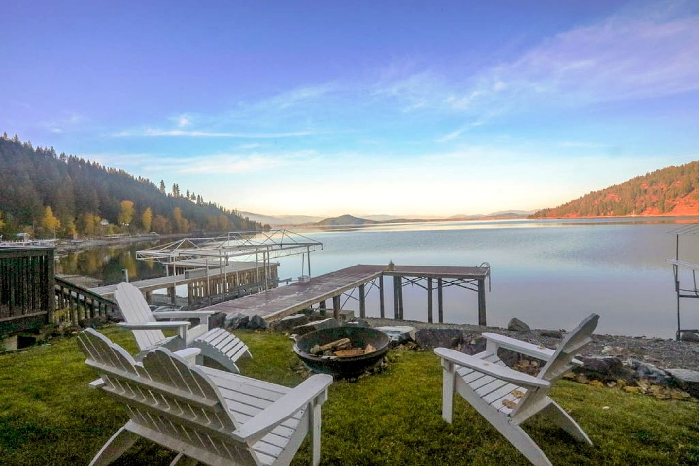 Dog Friendly Cabin on Lake Pend O'reille with Hot Tub and Lakefront Views, Perfect for a Family Retreat on the Lake