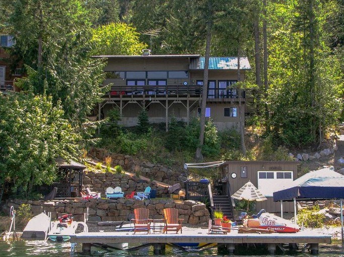 Dog Friendly Cabin on Lake Pend O'reille with Hot Tub and Lakefront Views, Perfect for a Family Retreat on the Lake