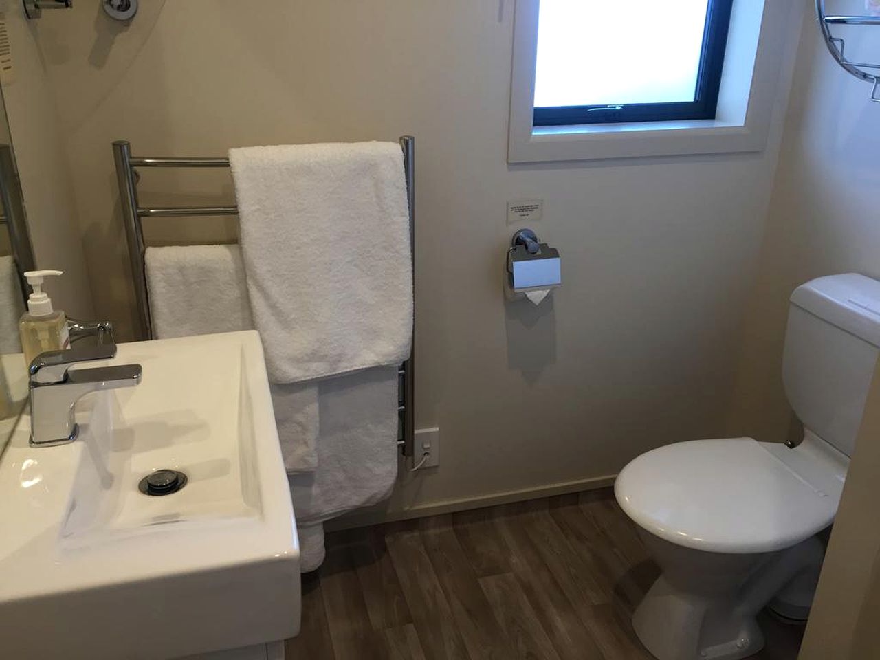 Deluxe River Retreat for Two by Lake Roxburgh, Central Otago