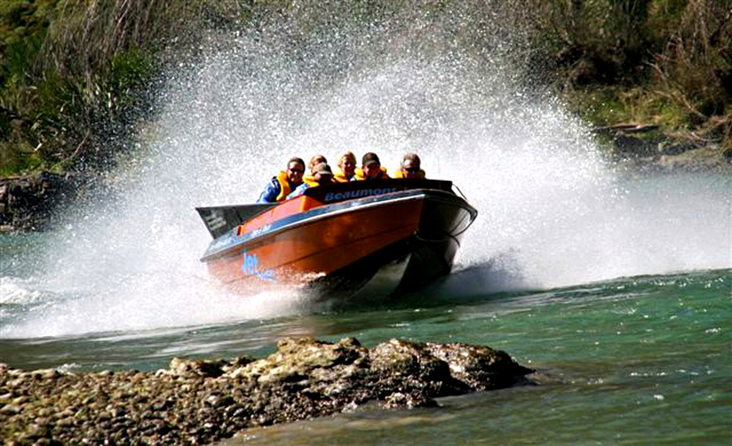 Couples' Holiday on Lake Roxburgh in Central Otago, New Zealand