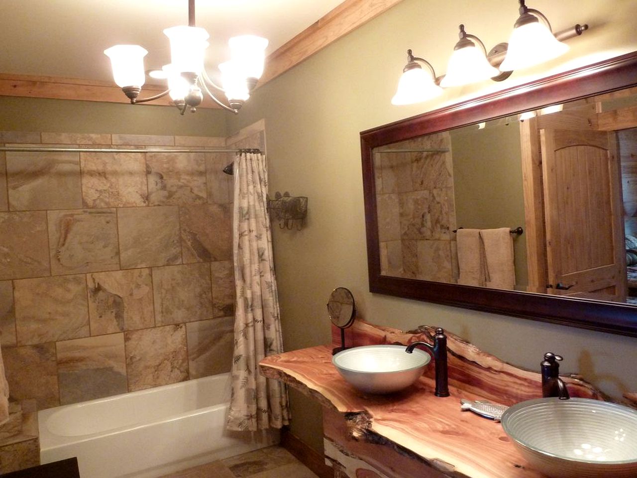 Cozy Cabin Rental near Water on Lake Shore Island in Guntersville, Alabama