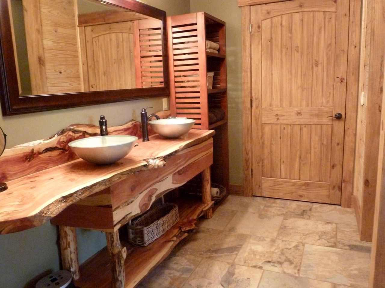 Cozy Cabin Rental near Water on Lake Shore Island in Guntersville, Alabama