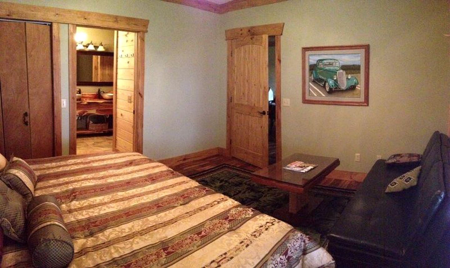 Cozy Cabin Rental near Water on Lake Shore Island in Guntersville, Alabama