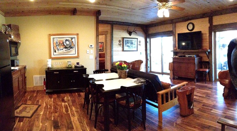 Cabins (Guntersville, Alabama, United States)