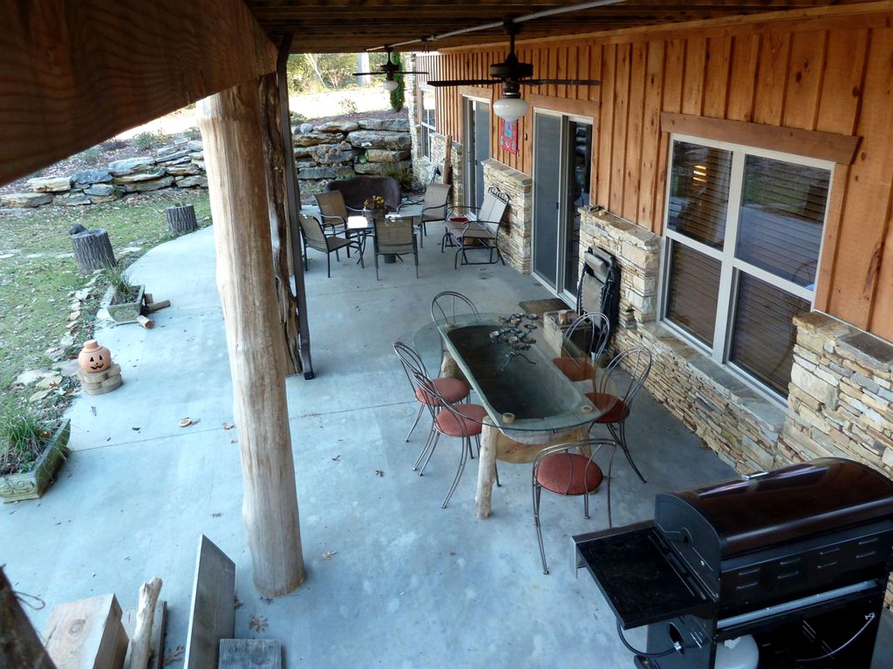 Cozy Cabin Rental near Water on Lake Shore Island in Guntersville, Alabama