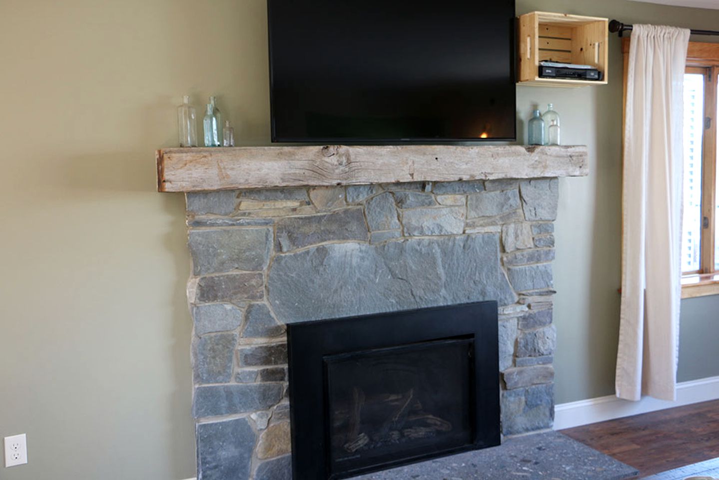 Romantic Lakefront Accommodation with Mountain Views on Lake Champlain in Vermont