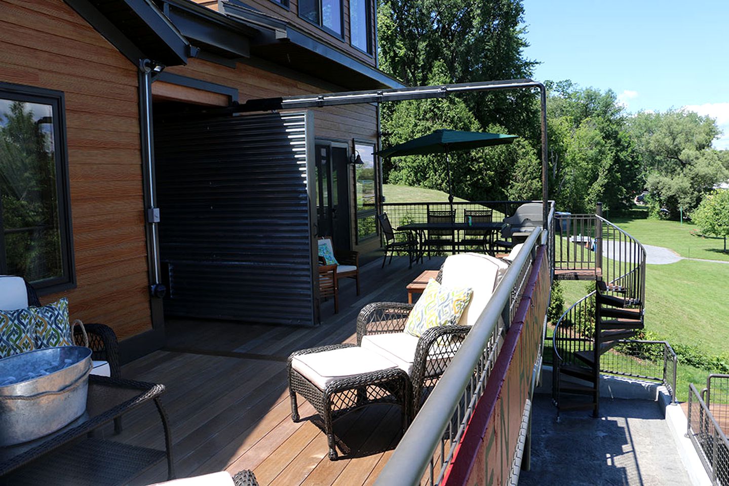 Romantic Lakefront Accommodation with Mountain Views on Lake Champlain in Vermont