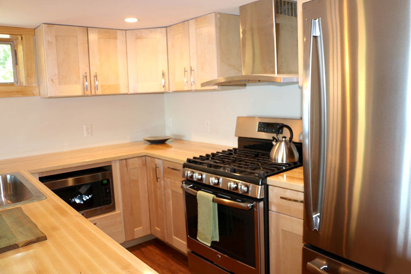 Luxurious Beach Getaway with a Dock on Lake Champlain in Colchester, Vermont