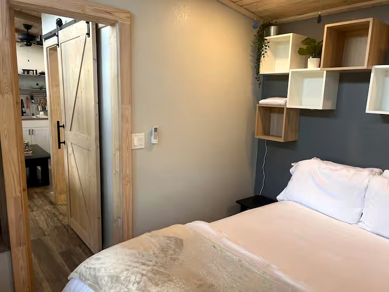 Off-Grid, Lakeside Tiny Home in Punta Gorda, Florida, Perfect for a Weekend Getaway