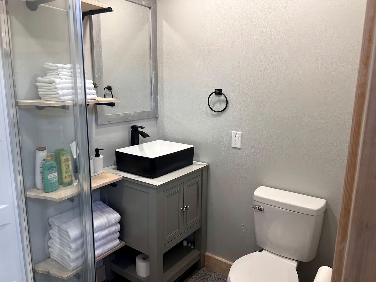 Off-Grid, Lakeside Tiny Home in Punta Gorda, Florida, Perfect for a Weekend Getaway