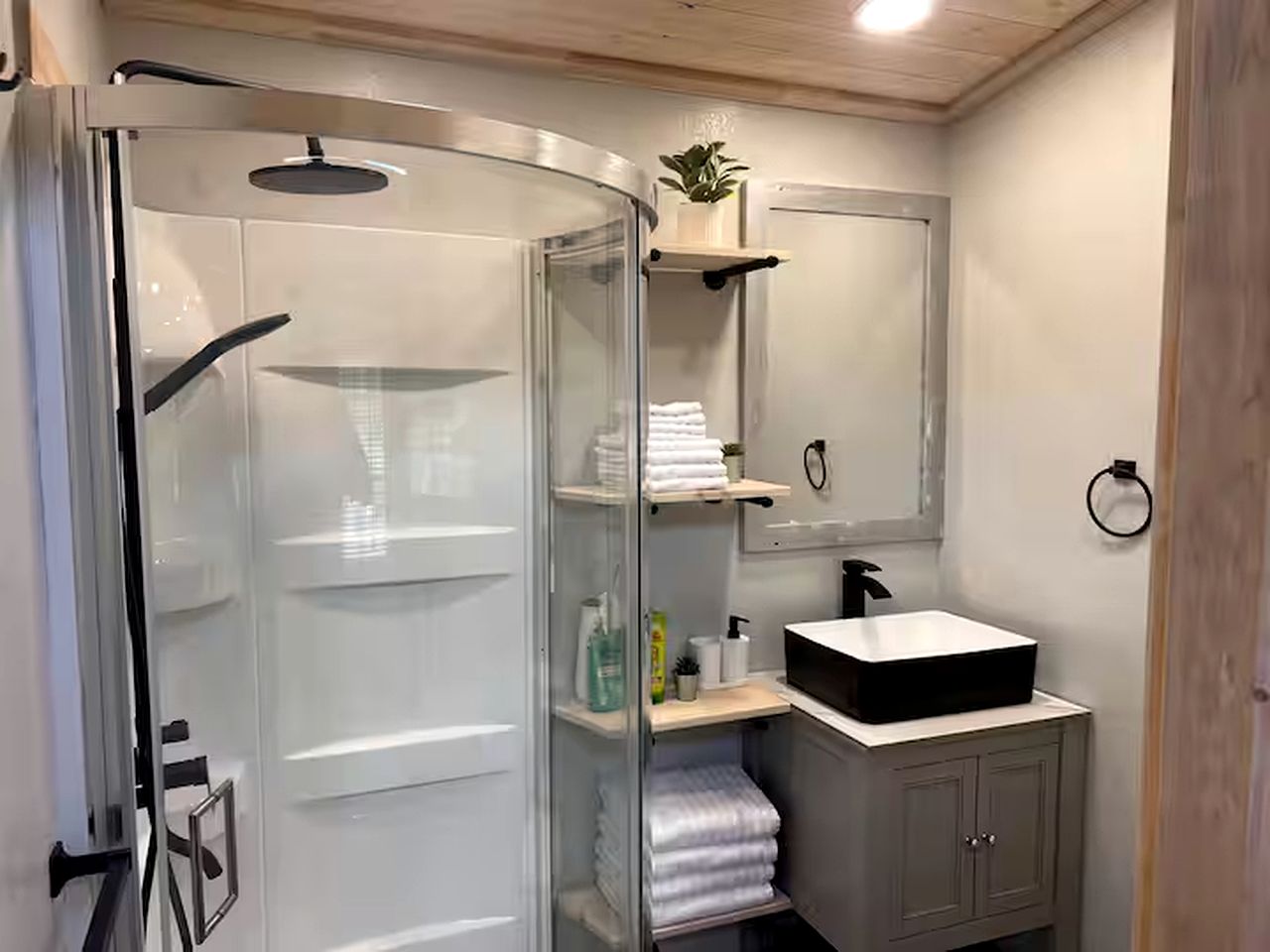 Off-Grid, Lakeside Tiny Home in Punta Gorda, Florida, Perfect for a Weekend Getaway