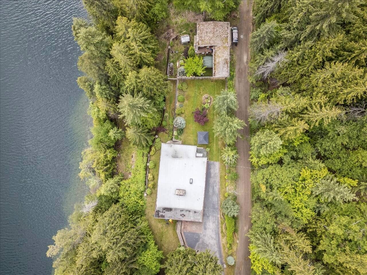 Gorgeous Cabin Suite with Stunning Lake Views for an Incredible Escape in Nature near Ainsworth Hot Springs in BC