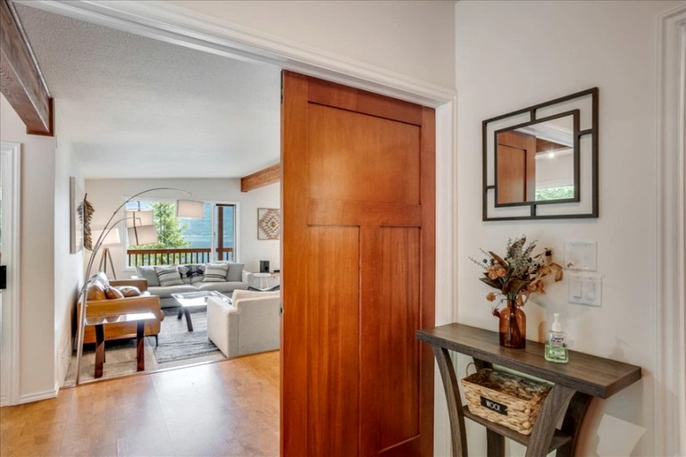 Vacation Rentals (Canada, --, --)