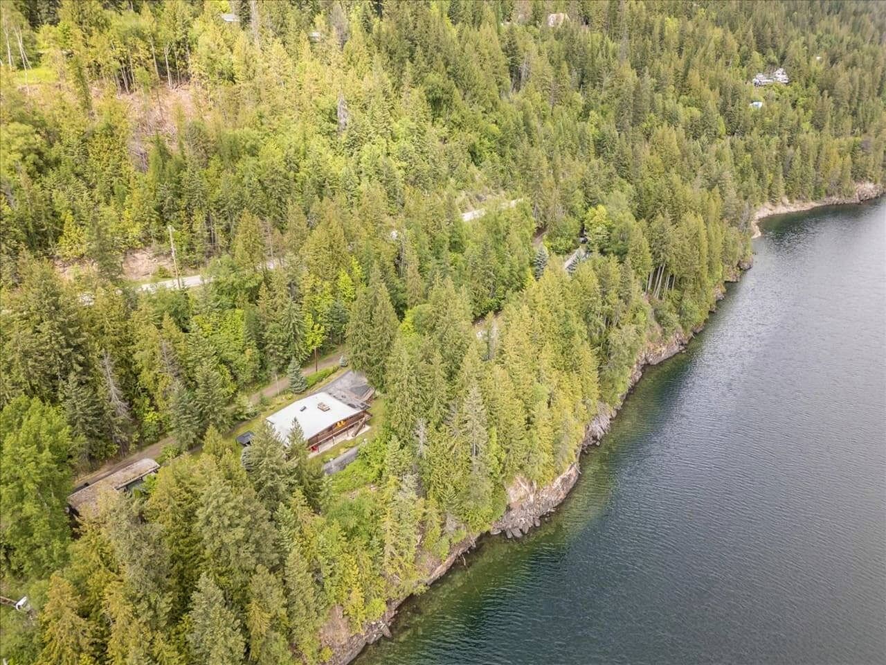 Gorgeous Cabin Suite with Stunning Lake Views for an Incredible Escape in Nature near Ainsworth Hot Springs in BC