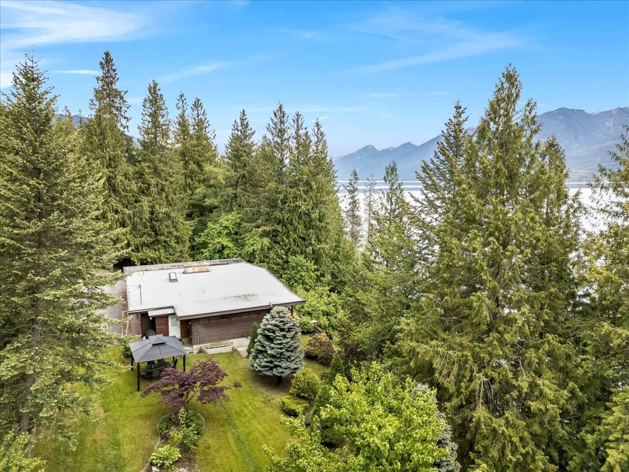 Gorgeous Cabin Suite with Stunning Lake Views for an Incredible Escape in Nature near Ainsworth Hot Springs in BC